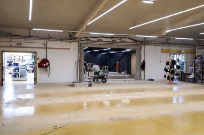 Évacuation des gondoles avant grenaillage du sol